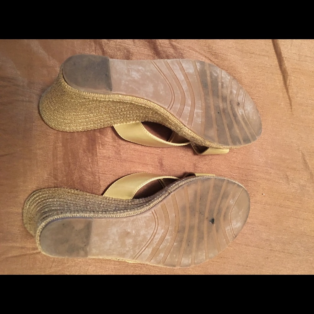 Gently worn. Super cute bronze colored wedges